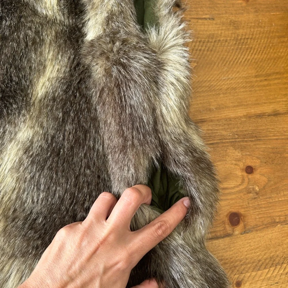 Girls GAP faux fur vest in size L zipper up with pockets